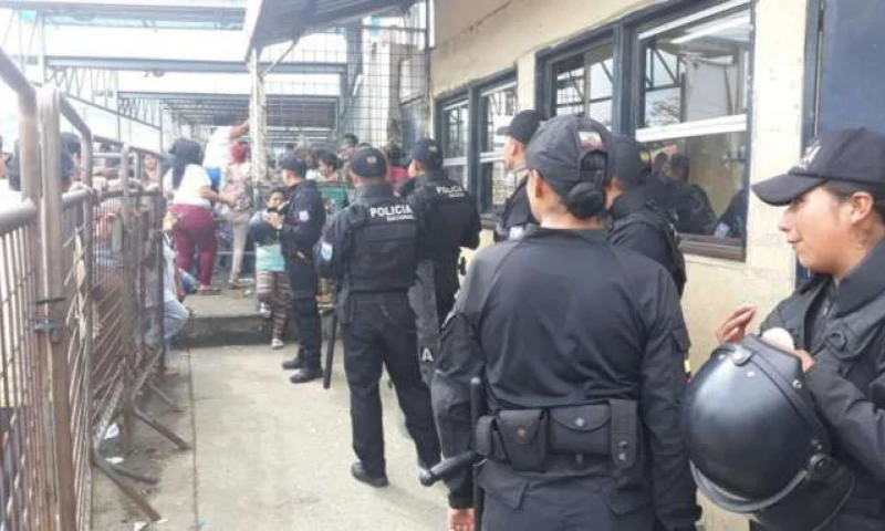 INCERTIDUMBRE. Familiares de internos se agolparon en las afueras de la antigua Penitenciaría. Foto: La Hora