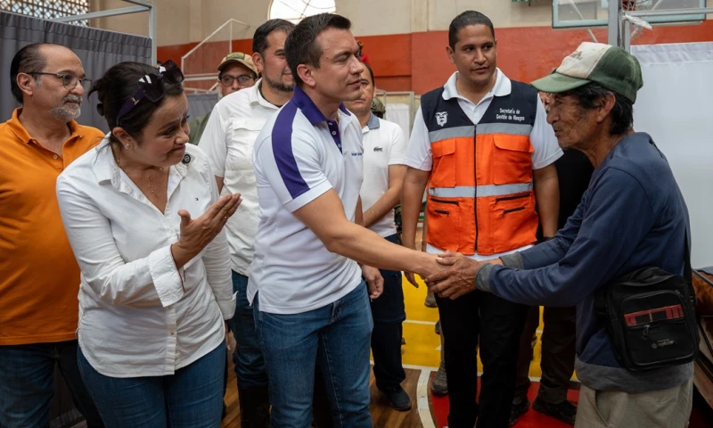 Durante su recorrido, acudió a un albergue temporal, ubicado en un coliseo, donde dialogó con los afectados y ratificó el compromiso del Gobierno de continuar brindando apoyo y asistencia integral para su pronta recuperación./ Foto: cortesía