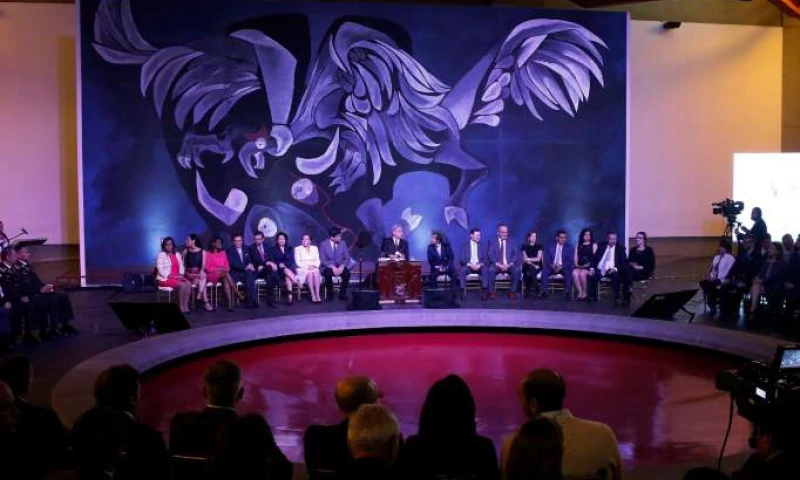 Expertos. Cuatro de los cinco expertos internacionales estuvieron ayer en la ceremonia que se cumplió en la Capilla del Hombre. Foto: La Hora