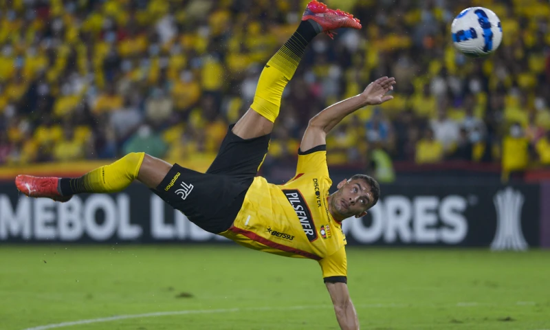 Barcelona y U. Católica lograron buenos resultados en los partidos de ida / Foto: EFE