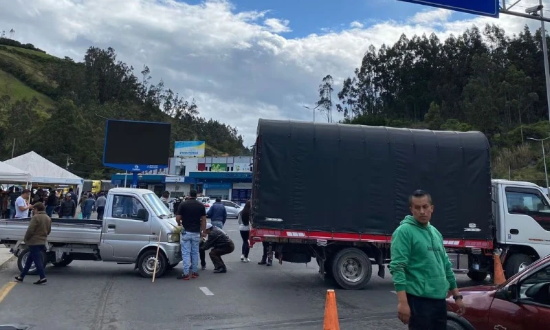Mientras continúan las negociaciones binacionales, el flujo comercial en los pasos fronterizos ha disminuido / Foto: cortesía
