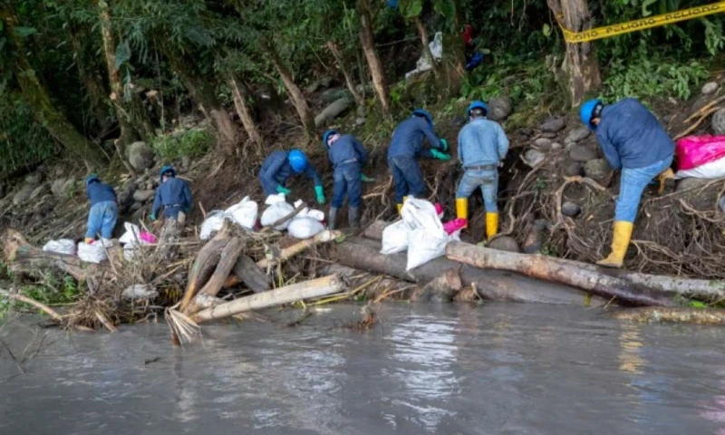 Petroecuador mantiene labores de contingencia y limpieza en el río Shushufindi / Foto: cortesía El Telégrafo
