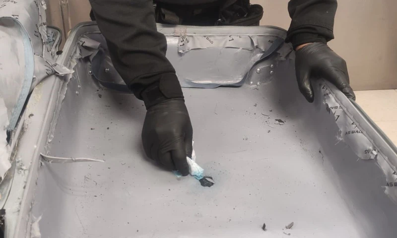 La cocaína estaba adherida a la parte interna de las maletas, elaboradas en fibra de vidrio / Foto: cortesía Policía Nacional