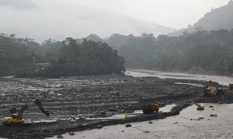 El retiro de los sedimentos depositados junto a la descarga de Coca Codo Sinclair inició / Foto: cortesía CELEC