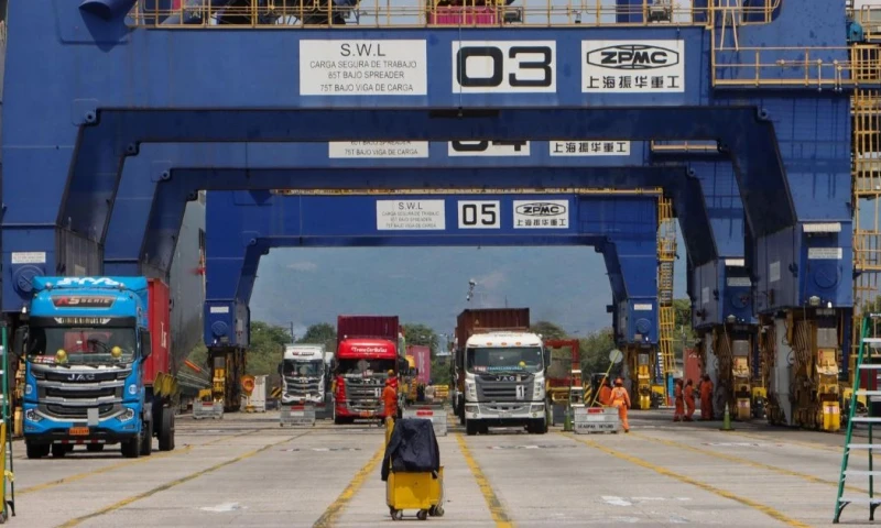 En los últimos años han tenido que instalar escáneres para detectar la droga que las bandas narcotraficantes intentan camuflar en productos / Foto: EFE