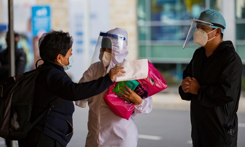 Ecuador restringe ingreso aéreo tras detectar variante británica de la covid / Foto: EFE