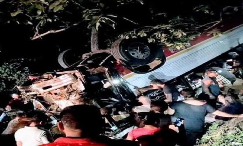 En la camioneta, con placas de Managua, viajaban diez ecuatorianos, dos venezolanos y dos paquistaníes, más el conductor que también resultó herido / Foto: Cortesía 