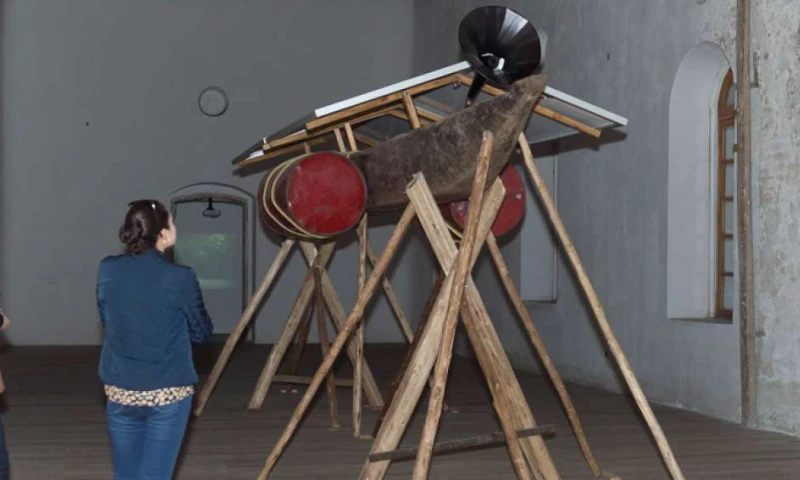 La canoa de aguano construida por comunidades achuar navegó equilibrada con tanques laterales. Foto: El Telégrafo