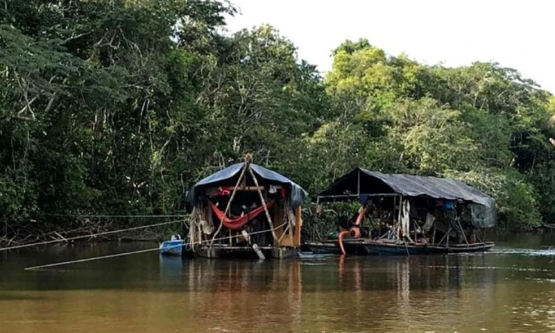 Las comunidades indígenas denuncian que los mineros provienen principalmente de las fronteras con Brasil y Colombia / Foto: cortesía Servindi