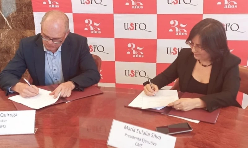 Diego Quiroga, rector de la USFQ, y María Eulalia Silva, presidente ejecutiva de la CME, formalizaron el compromiso / Foto: cortesía Cámara de Minería de Ecuador