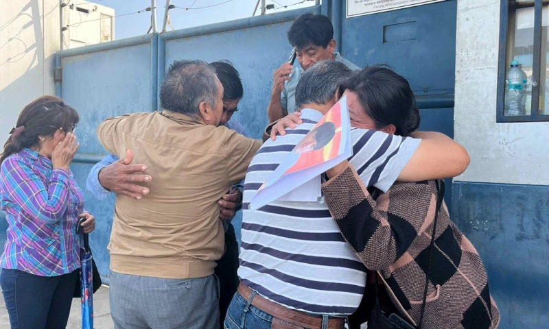 Los militares ingresaron a socavones, destruyeron bocaminas, incautaron y destruyeron maquinaria pesada, insumos químicos, armas de fuego, municiones, explosivos, combustible y otros bienes empleados por las mafias / Foto: cortesía EFE