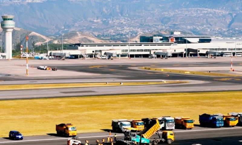 En la pista del Aeropuerto de Quito se realizan trabajos programados de mantenimiento / Foto: cortesía DGAC