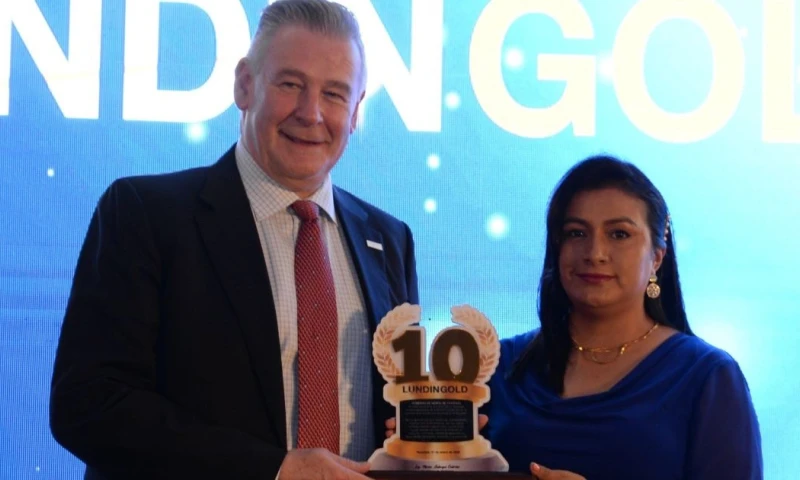 Maria Lalangui, alcaldesa de Yantzaza, entregó un reconocimiento a Lundin Gold por sus 10 años / Foto: cortesía Lundin Gold