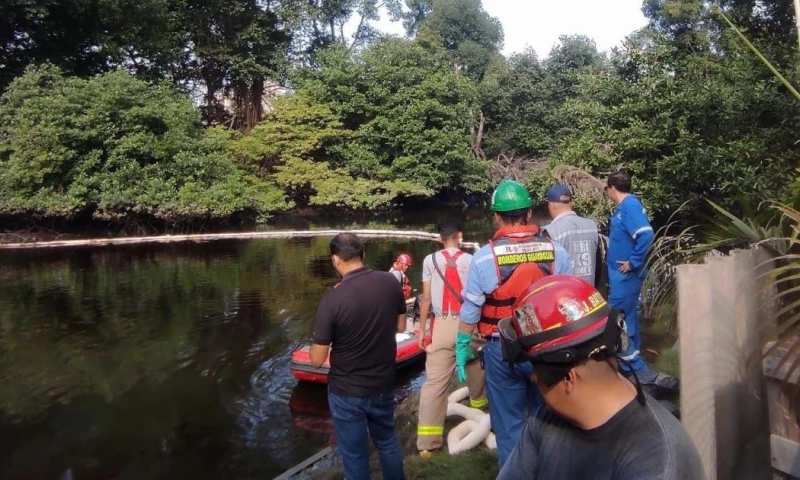 Personal del MAATE realiza un recorrido en lancha para evidenciar de cerca la contención del derrame / Foto: cortesía MAATE