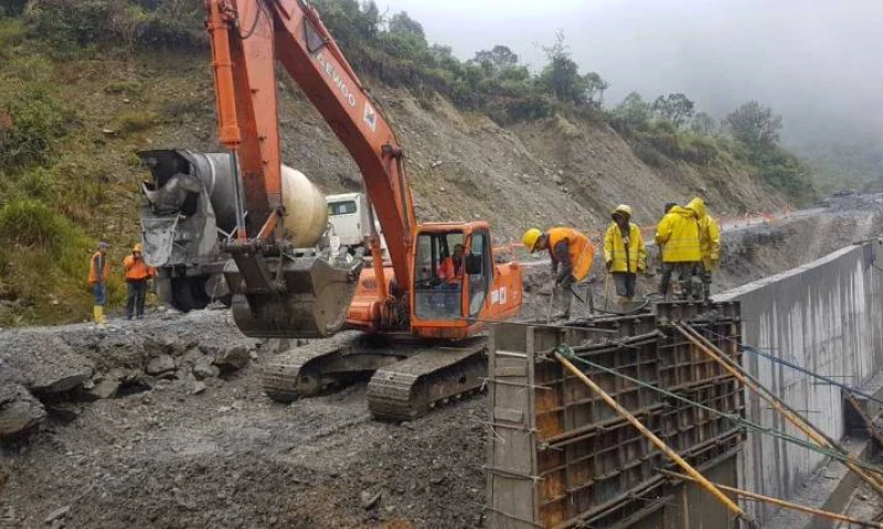 Los daños obligaron a establecer horarios para el paso de vehículos. Foto: Expreso