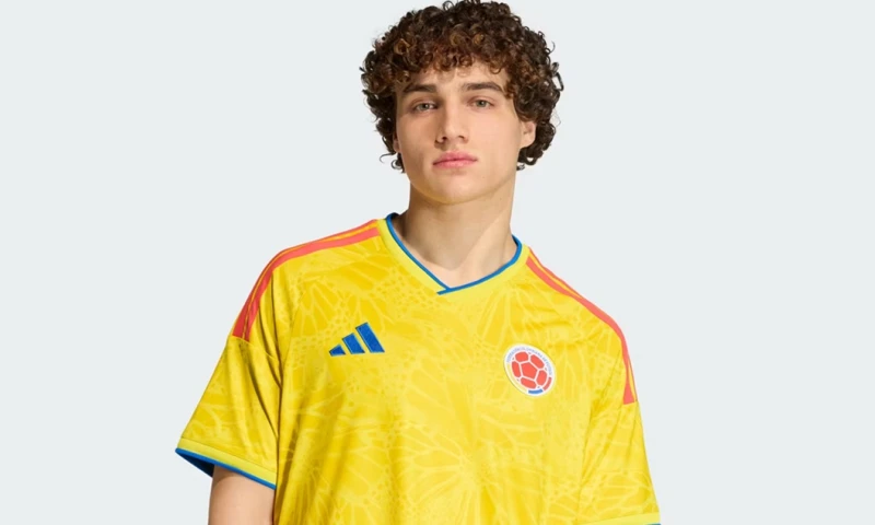 El medio deportivo de The New York Times ubicó a Colombia en el puesto 11 de su ranking de camisetas del Mundial 2026 y destacó el diseño con mariposas de la Tricolor. / Foto: Cortesía Adidas