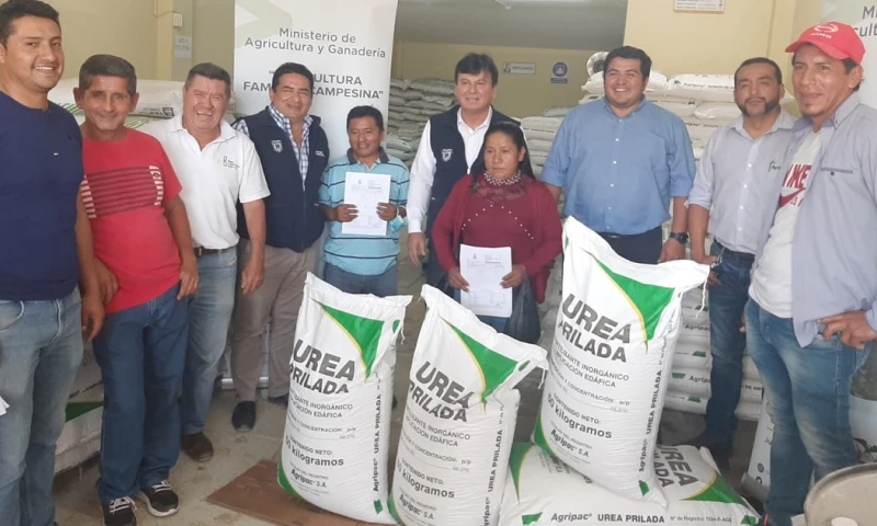 28 familias productoras de cacao, plátano y maíz del cantón Yantzaza, recibieron 84 sacos de urea subvencionada / Foto: cortesía ministerio de Agricultura 