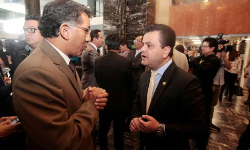 Esteban Bernal (der.) es uno de los asambleístas proponentes. Foto: La Hora