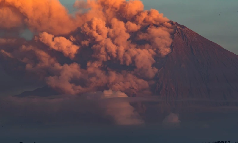 Advierten de una posible caída de ceniza volcánica en cuatro provincias de Ecuador / Foto: EFE