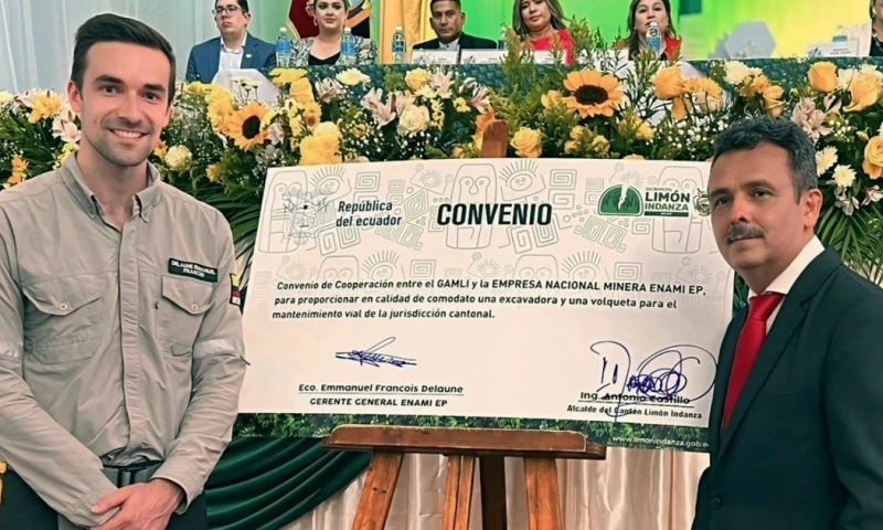 El gerente general de Enami, Emmanuel Delaune, y el alcalde de Limón Indanza, Antonio Castillo, suscribieron el acuerdo / Foto: cortesía Enami