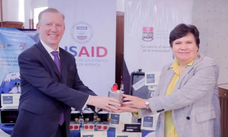 El gobierno de los Estados Unidos donó aproximadamente $ 190,000 en equipos de vigilancia volcánica para el monitoreo del volcán Cotopax / Foto: cortesía Embajada de EE.UU.