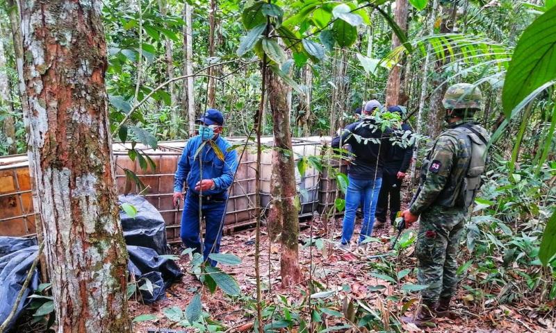 Las Fuerzas Armadas decomisaron 650 galones de combustible en Sucumbíos / Foto: cortesía Fuerzas Armadas