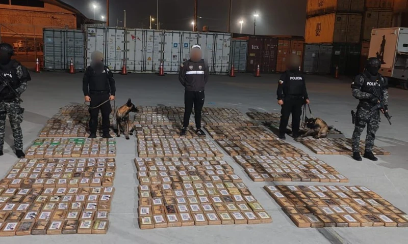En el camión se encontró 1.028 bultos con droga / Foto: cortesía Policía Nacional
