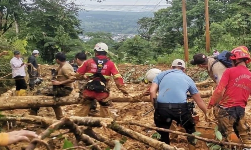 Las autoridades han reportado la muerte de una persona y que un vehículo ha sido atrapado por el alud de lodo./ Foto: cortesía Secretaría de Gestión de Riesgo