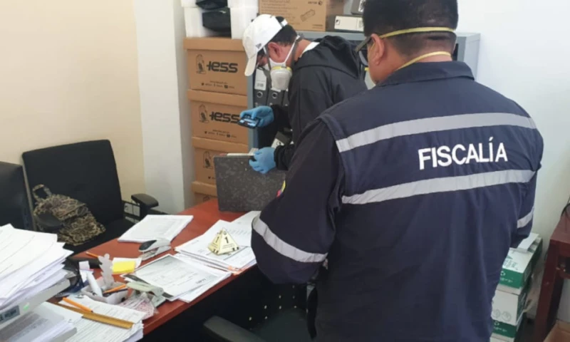 Agentes de la Fiscalía durante un allanamiento en el Hospital del IESS de Ibarra, donde se investiga un sobreprecio en la compra de bolsas para cadáveres. - Foto: @FiscaliaEcuador