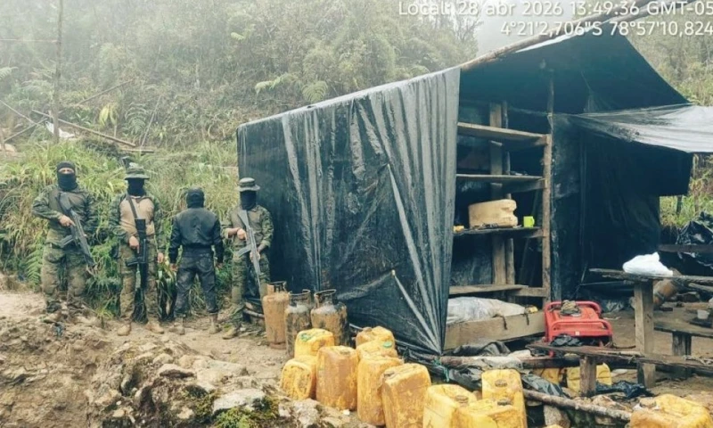 Durante la inspección, los uniformados hallaron tacos de dinamita, nitrato de amonio, cápsulas detonantes y varios metros de mecha lenta / Foto: cortesía Ejército Ecuatoriano