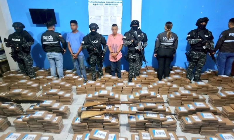 La Policía prehendió a dos ciudadanos "custodios del alcaloide" / Foto: cortesía de la Policia 