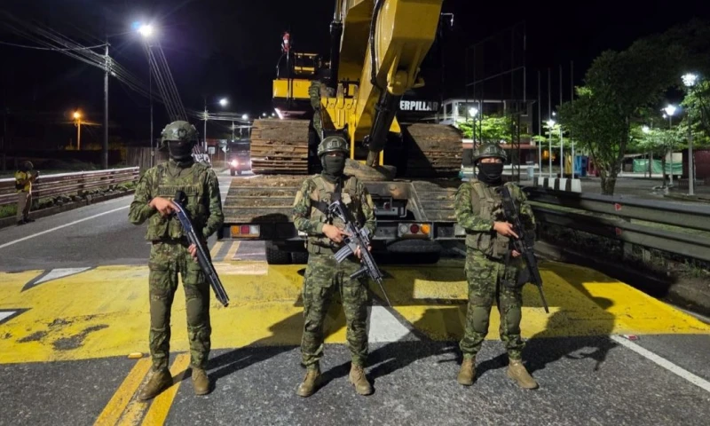 Según información oficial, el valor estimado de la maquinaria incautada asciende a aproximadamente 240.000 dólares / Foto: cortesía Ejército Ecuatoriano