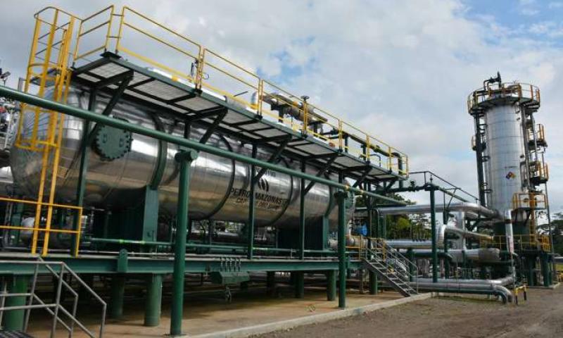 El país pierde en el bajo precio del crudo, en exportaciones, turismo y consumo interno. Foto: La Hora