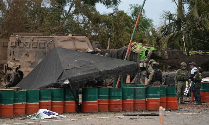 El alcalde recibió anoche en el aeropuerto a cien nuevos policías que llegaron para reforzar la seguridad / Foto: cortesía El Heraldo