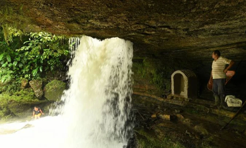 Un sendero de 200 metros desde el camino principal conduce hasta la cascada. Foto: El Universo