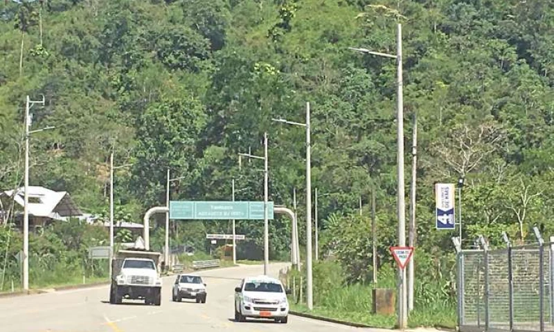 TRABAJOS. Son 55 luminarias tipo LED las instaladas en el sector. Foto: La Hora