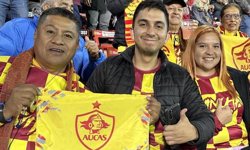 Decenas de hinchas orientales acompañaron a Aucas a Cuenca / Foto: cortesía Aucas