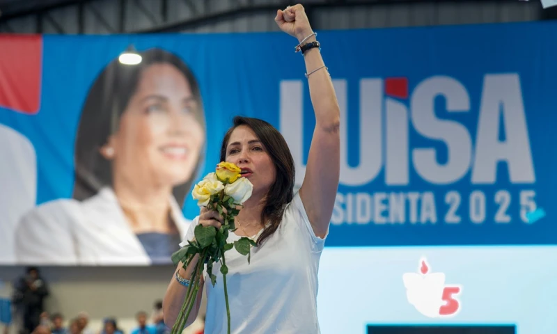 "Vamos a revivir a Ecuador con salud, dignidad, con educación, con paz, con justicia", dijo al lanzar su campaña proselitista en el norte de Quito./ Foto: cortesía EFE