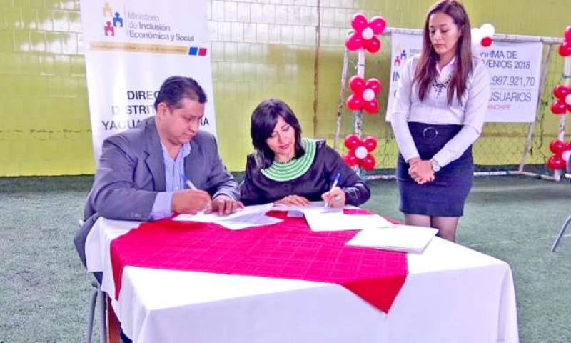 Convenio. Segundo Jaramillo y Piedad Fernández en la firma de los acuerdos. Foto: La Hora