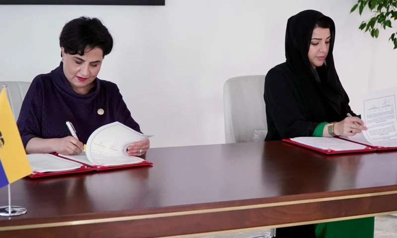 La canciller ecuatoriana  y la ministra de Estado de Emiratos Árabes Unidos, suscribieron dos acuerdos / Foto: cortesía Cancillería