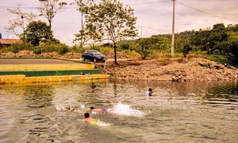 La autorización fue entregada por el viceministro del Agua, Freddy Muñoz / Foto: cortesía Pastaza Travel