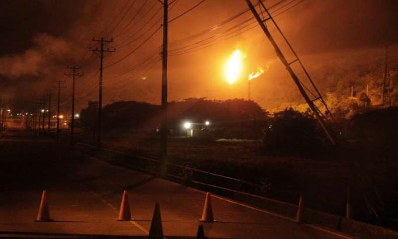 CAMBIO. Una de las intervenciones que se harían para reducir la contaminación externa de la refinería sería en las dos teas. Foto: La Hora