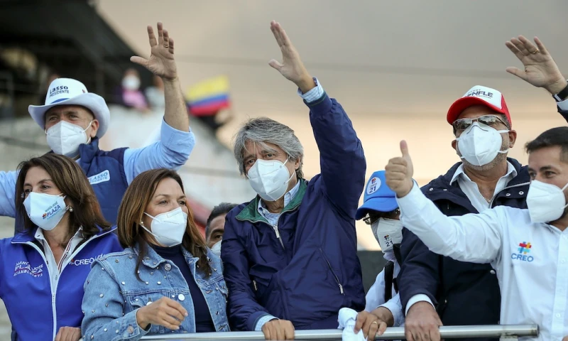 Guillermo Lasso recorre barrios del sur de Quito en cierre anticipado de campaña / Foto EFE