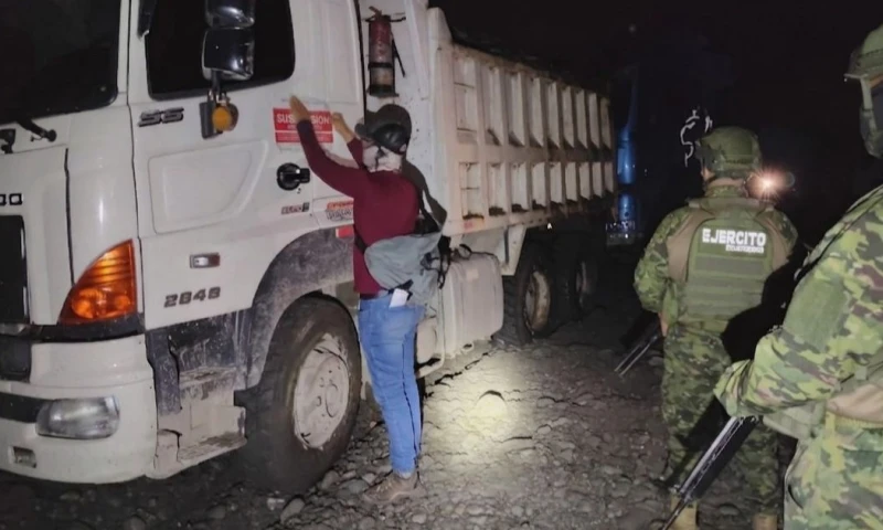 En el lugar se encontraron varias máquinas y equipos que estaban siendo utilizados para la extracción irregular de minerales / Foto: cortesía Ejército Ecuatoriano