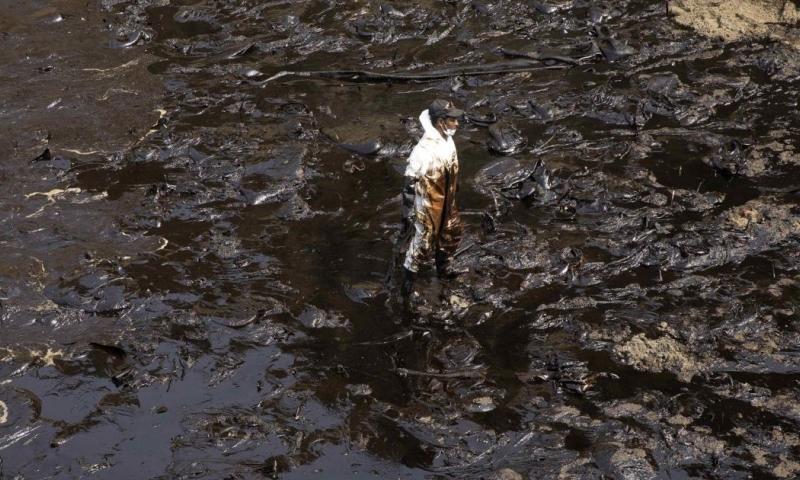 El director de CooperAcción recordó que 11.900 barriles fueron vertidos a las costas limeñas / Foto: EFE 
