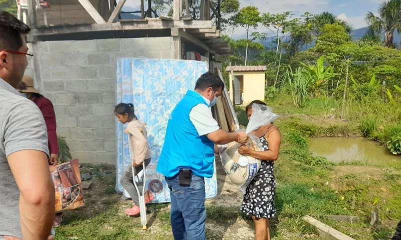 Entre las donaciones entregadas a la familia están alimentos no perecibles, colchones y menaje de cama. / Foto: Cortesía MIES