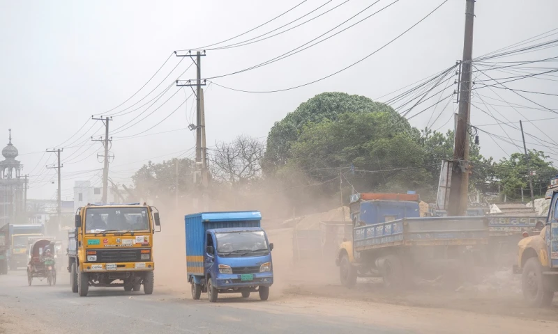 La contaminación en Bangladesh se ha mantenido en torno a las 14 y 15 veces (superior) a la marcada por la OMS / Foto: EFE