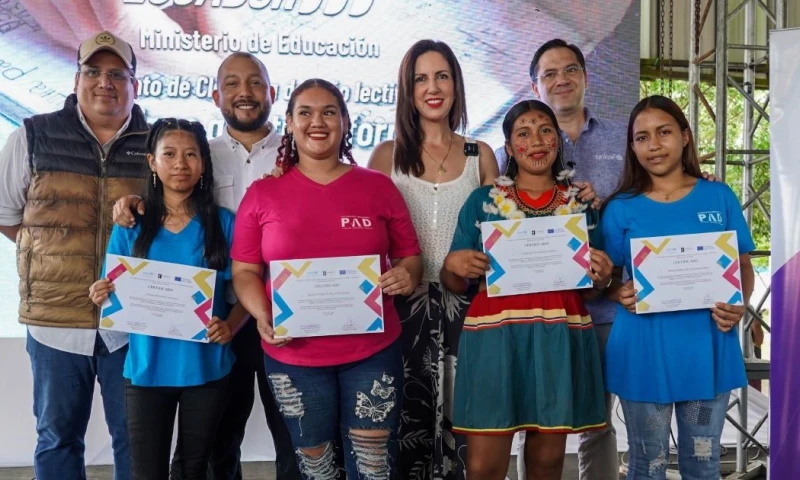 Alegría Crespo (centro), ministra de Educación, recorrió Sucumbíos / Foto: cortesía Ministerio de Educación