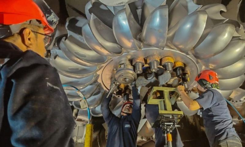 El mantenimiento de Delsitanisagua incluye intervenciones en el conjunto turbina–generador / Foto: cortesía Celec