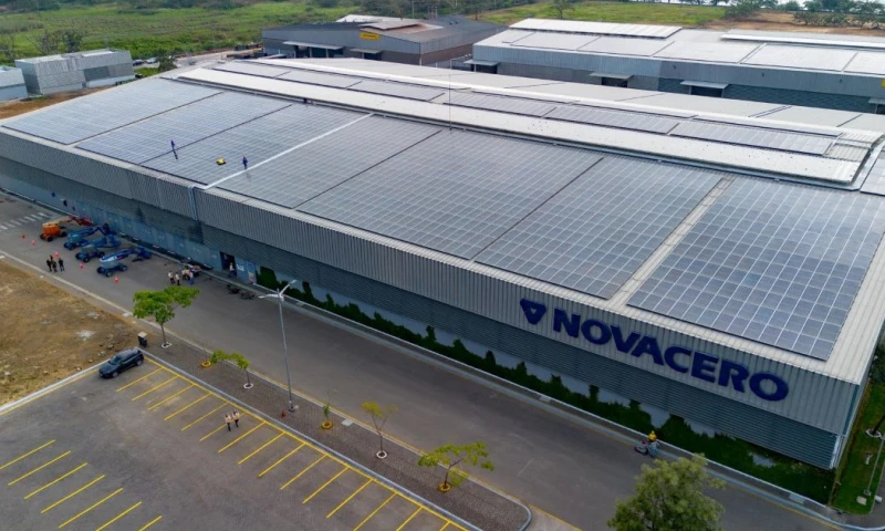 Tras la inauguración de esta planta, Novacero ya piensa en instalar más paneles en la sede que tiene en Quito / Foto: EFE